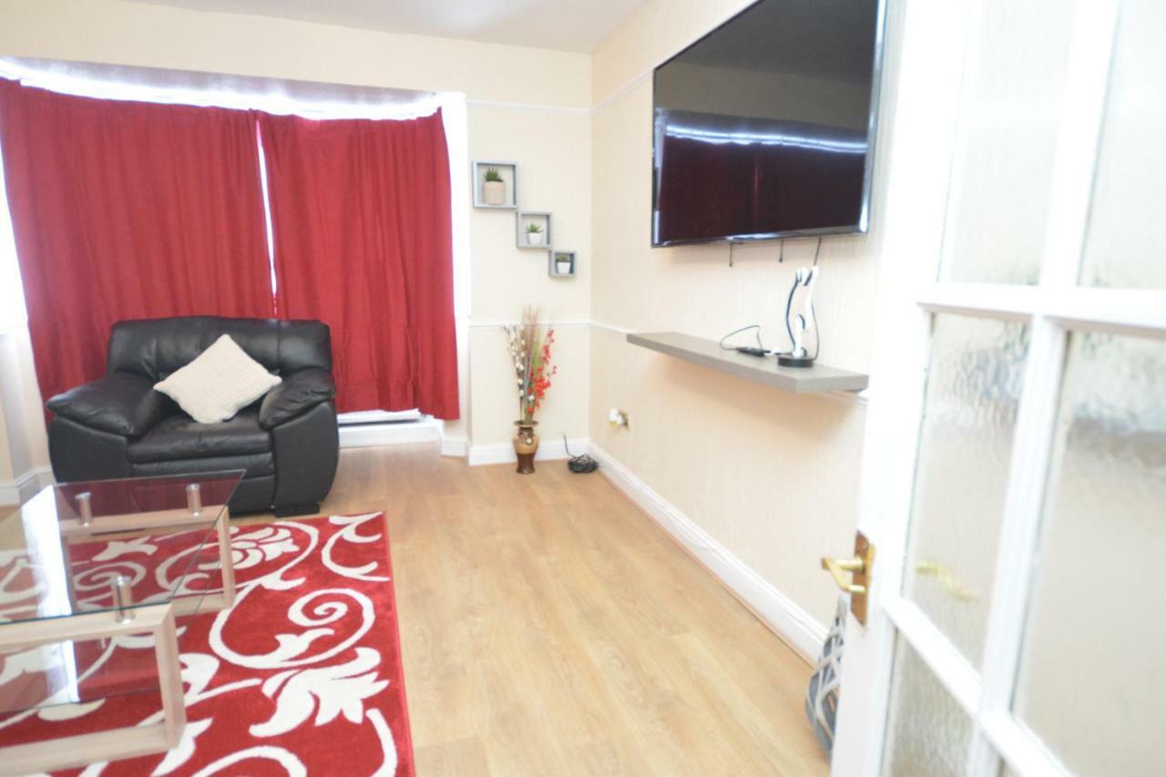 Four Bedroom Townhouse 12 Minutes Walk To Excel Exhibition Centre 런던 외부 사진
