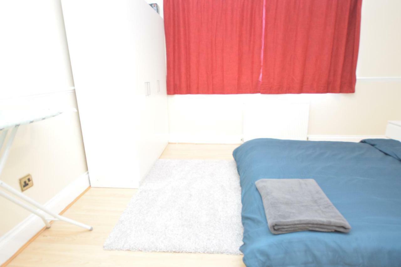 Four Bedroom Townhouse 12 Minutes Walk To Excel Exhibition Centre 런던 외부 사진