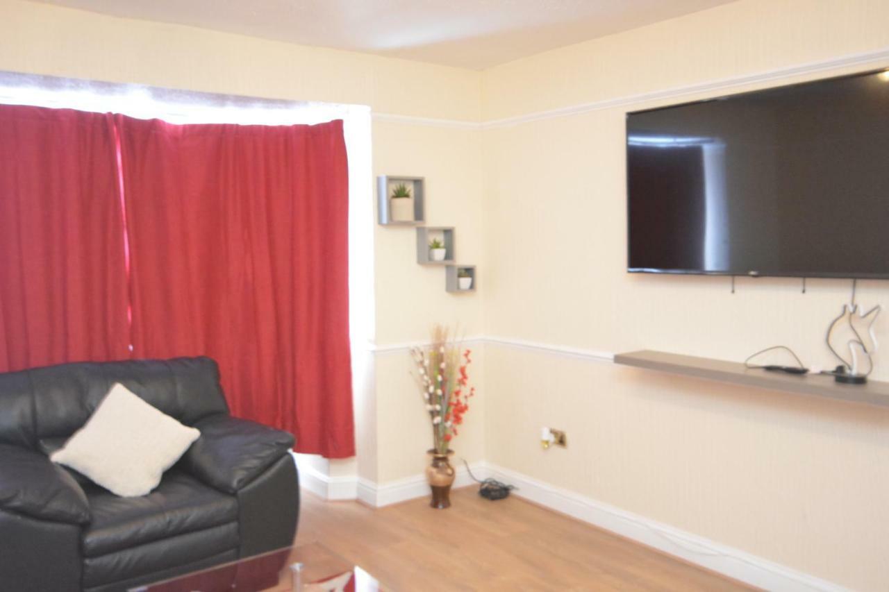 Four Bedroom Townhouse 12 Minutes Walk To Excel Exhibition Centre 런던 외부 사진