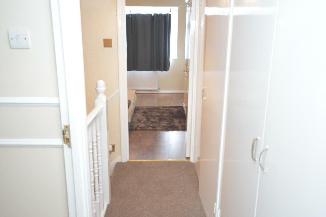 Four Bedroom Townhouse 12 Minutes Walk To Excel Exhibition Centre 런던 외부 사진