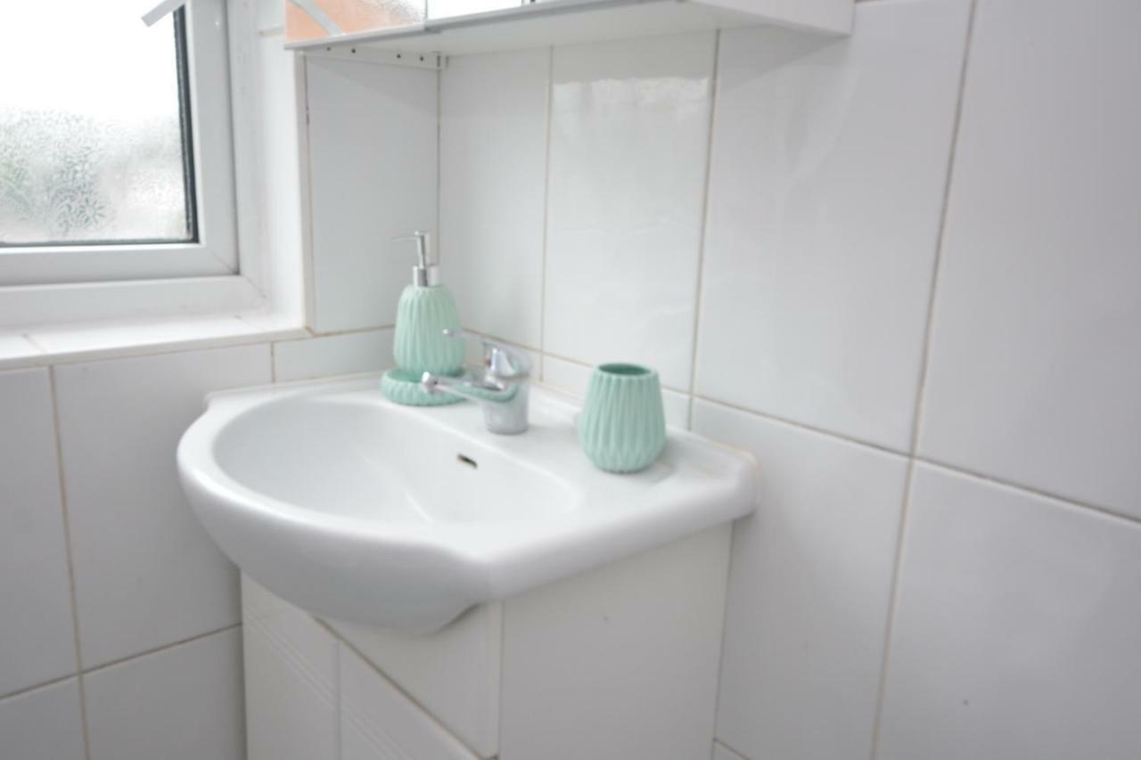 Four Bedroom Townhouse 12 Minutes Walk To Excel Exhibition Centre 런던 외부 사진