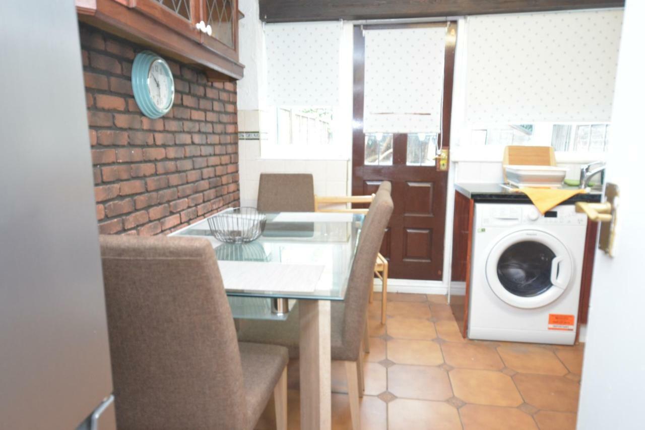Four Bedroom Townhouse 12 Minutes Walk To Excel Exhibition Centre 런던 외부 사진