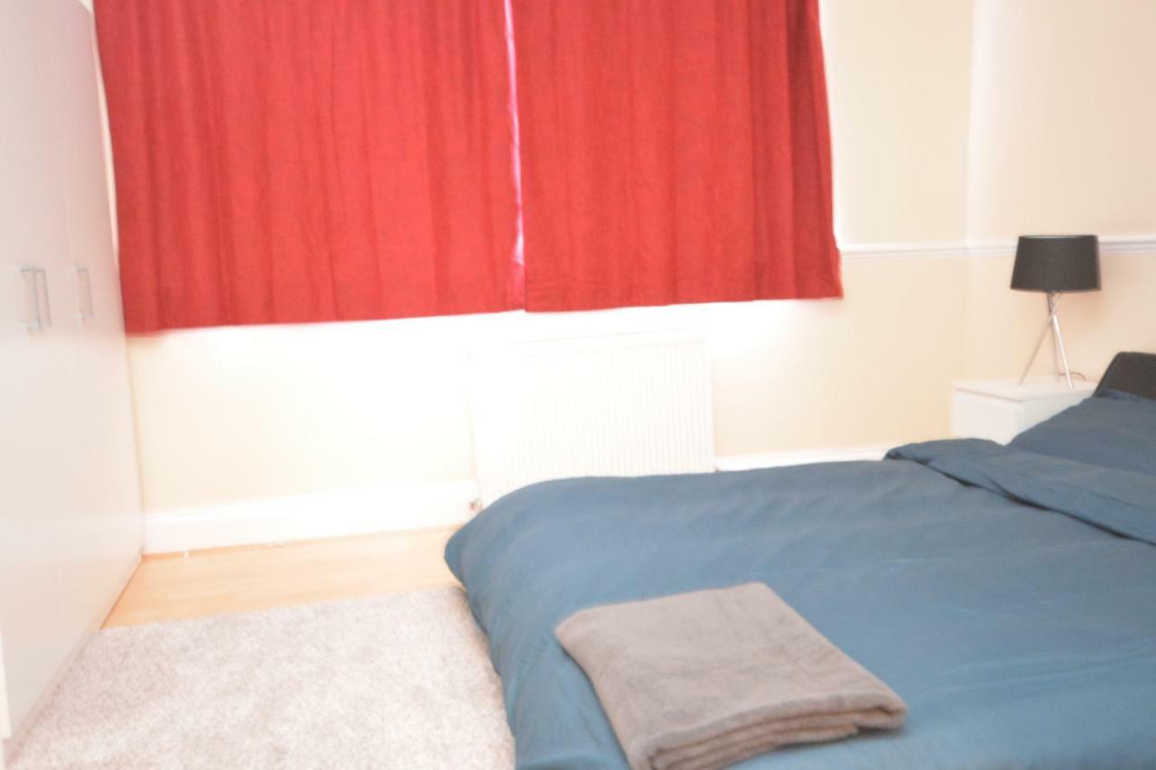 Four Bedroom Townhouse 12 Minutes Walk To Excel Exhibition Centre 런던 외부 사진