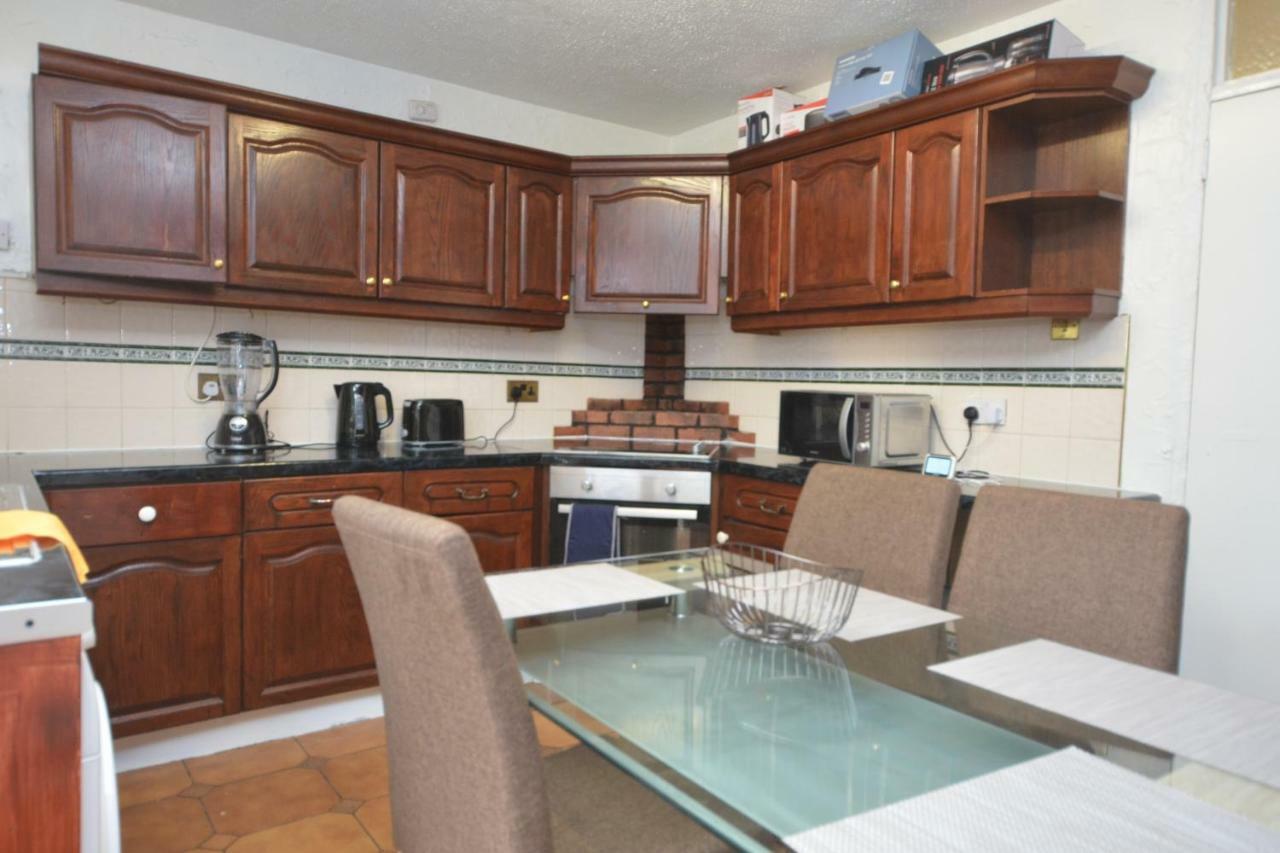 Four Bedroom Townhouse 12 Minutes Walk To Excel Exhibition Centre 런던 외부 사진