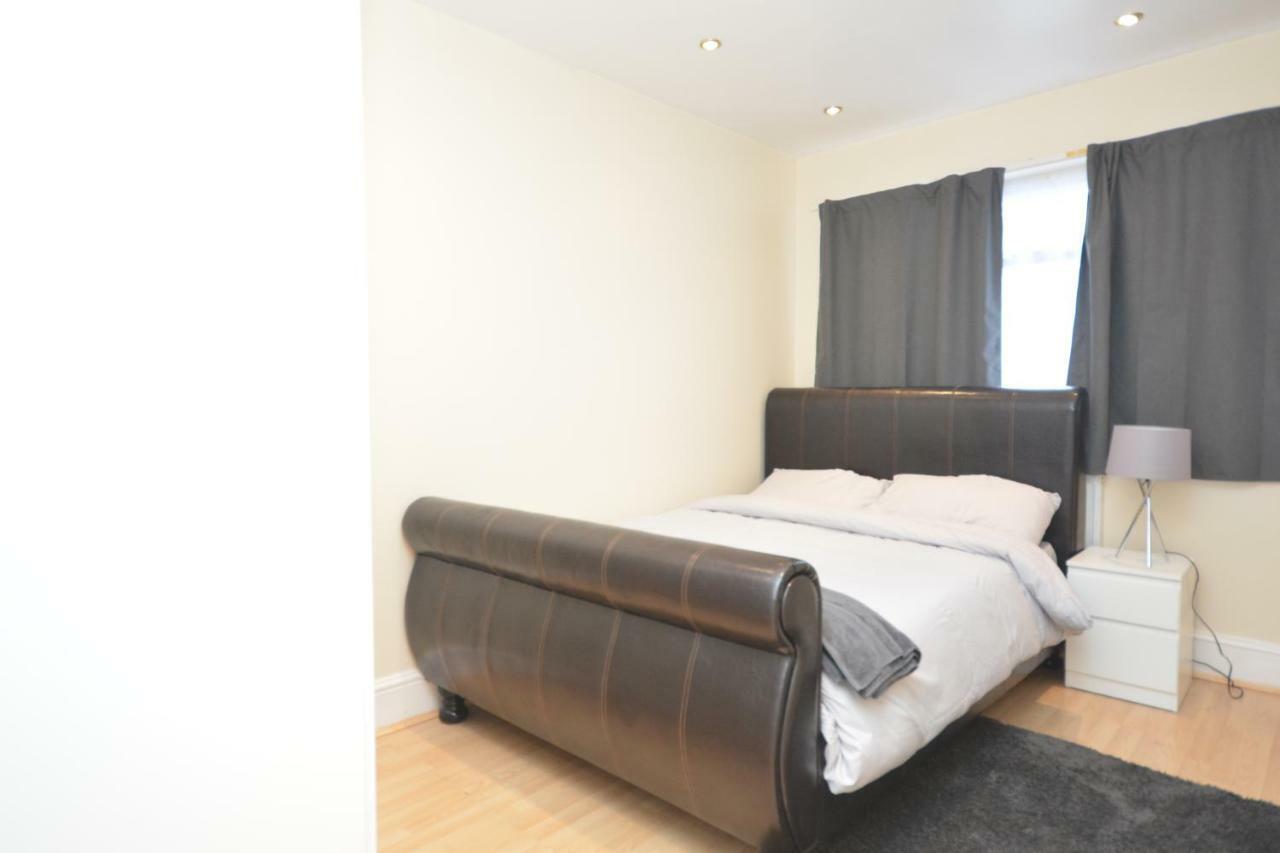 Four Bedroom Townhouse 12 Minutes Walk To Excel Exhibition Centre 런던 외부 사진