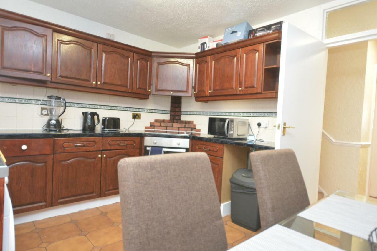 Four Bedroom Townhouse 12 Minutes Walk To Excel Exhibition Centre 런던 외부 사진